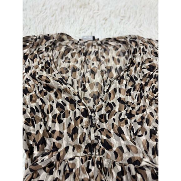 Adorable Cheetah print silk blouse brown, tan and black blouse by BCBG Maxazria - Picture 3 of 7